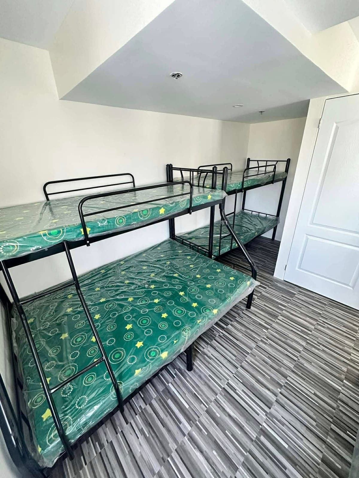 FEMALE CONDO SHARING, VICTORIA DE MAKATI | FULLY FURNISHED 2 STOREY UNIT - photo 7