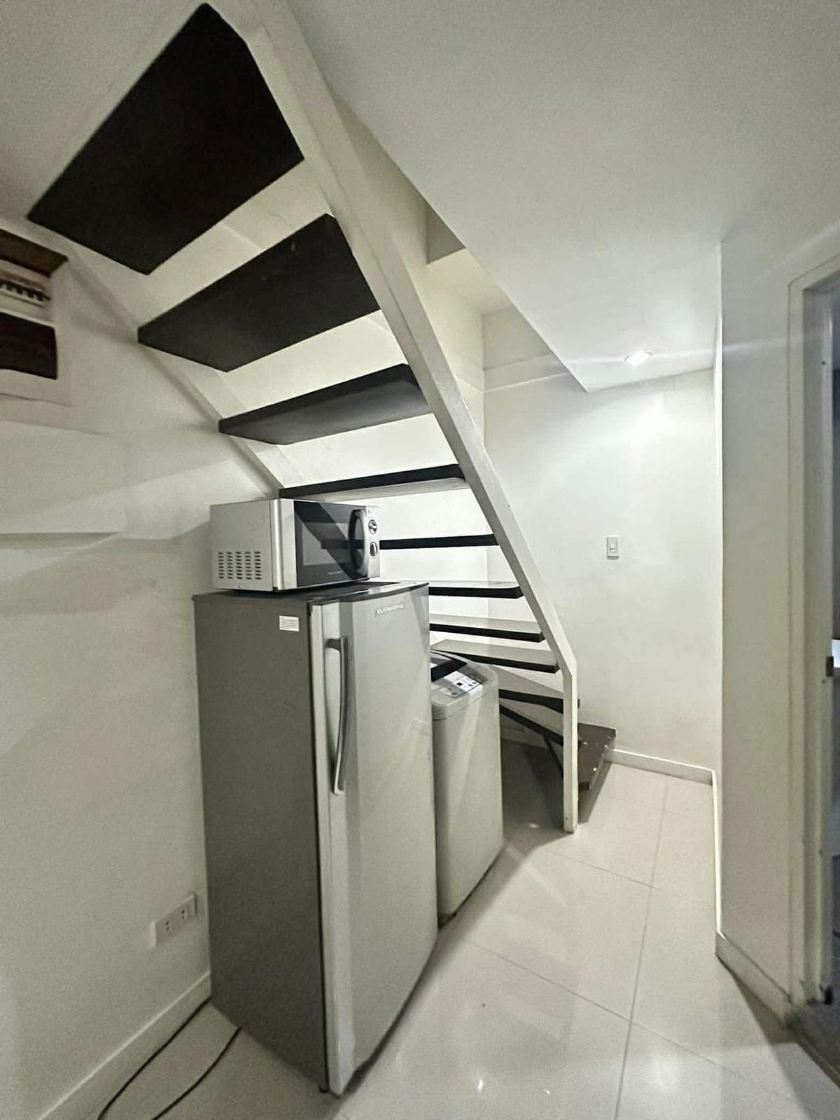 FEMALE CONDO SHARING, VICTORIA DE MAKATI, FULLY FURNISHED 2 STOREY UNIT - photo 6