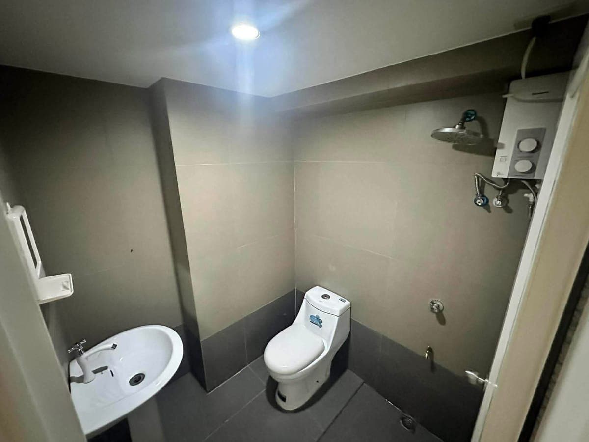 FEMALE CONDO SHARING, VICTORIA DE MAKATI, FULLY FURNISHED 2 STOREY UNIT - photo 7