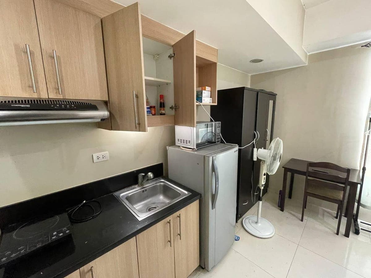 # **FOR RENT: Salcedo Square - Studio Unit** - photo 4