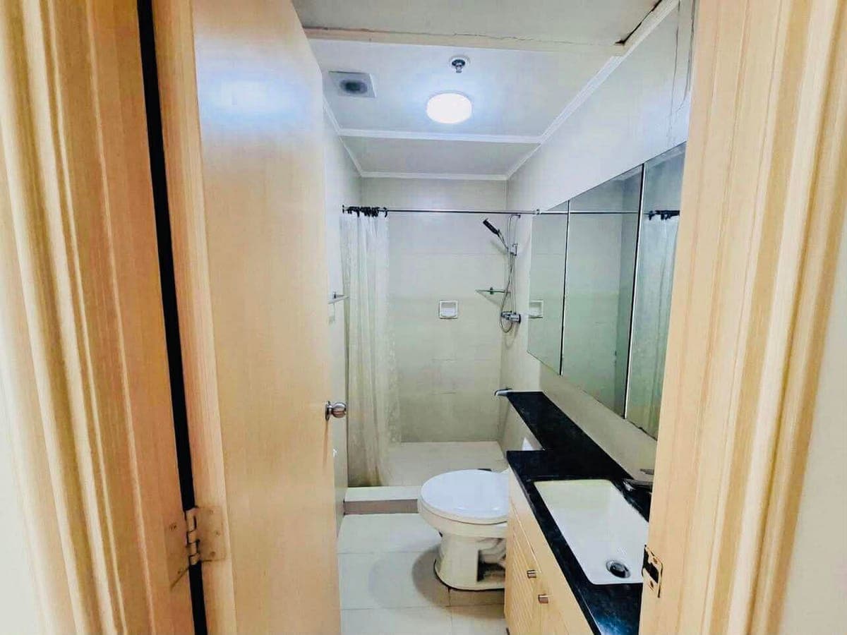 # **FOR LEASE: 1BR BSA Suite - Makati** - photo 4