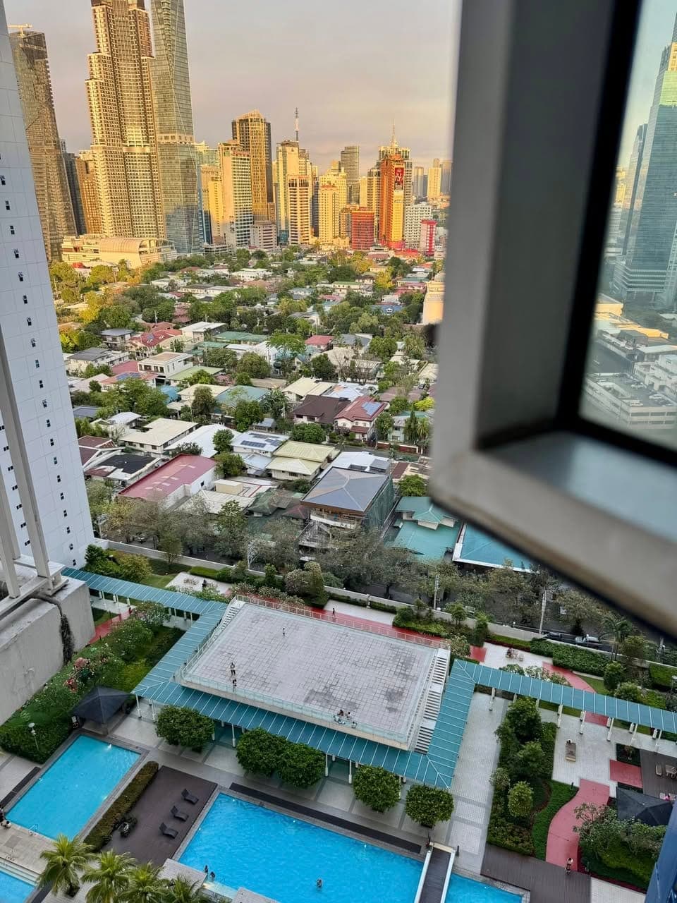 For rent 1 bedroom unit in SMDC Jazz Mall Makati good for couple or small family. - photo 2