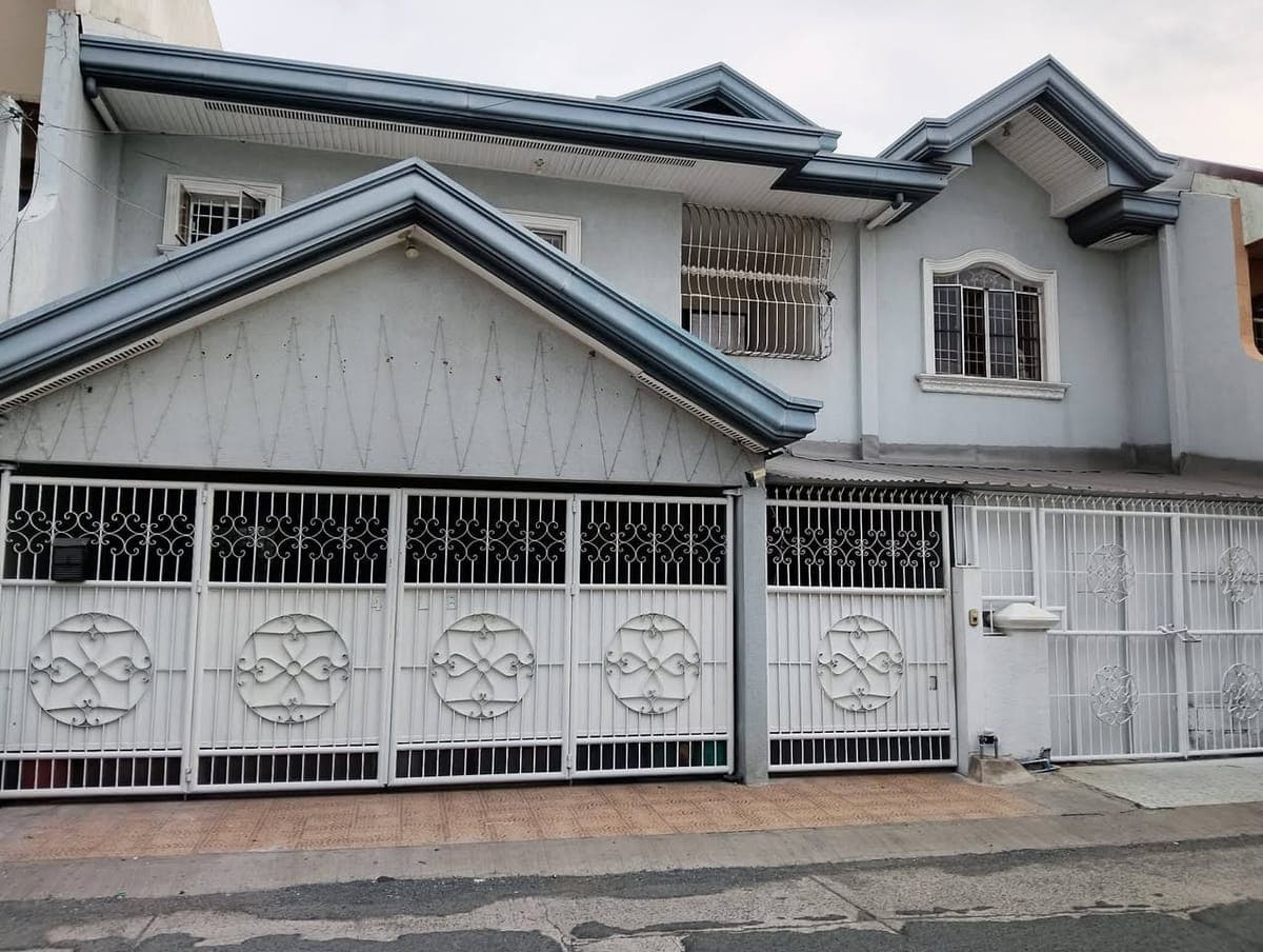 For rent house with 7 bedrooms in BFRV Las Pinas... - photo 1