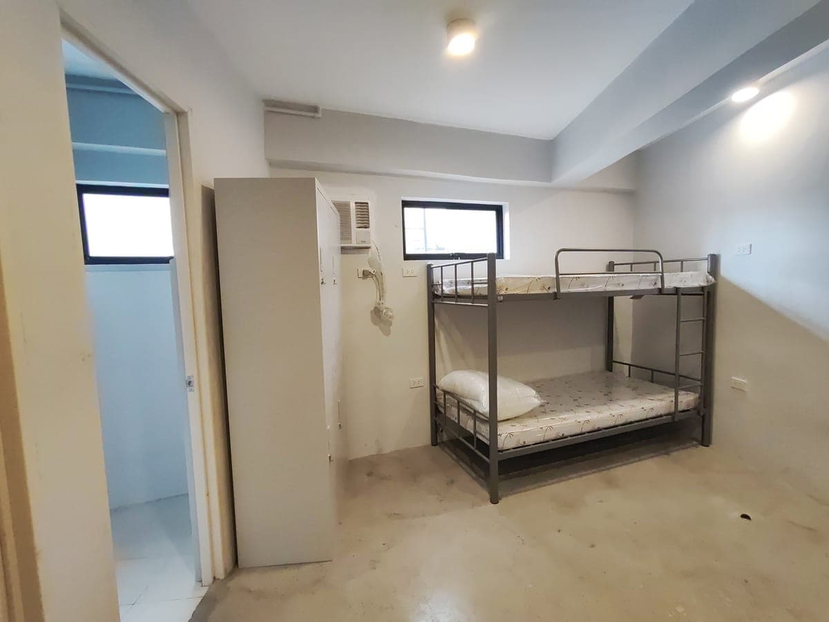 **FOR RENT: **𝐒𝐄𝐌𝐈-𝐅𝐔𝐑𝐍𝐈𝐒𝐇𝐄𝐃 studio-type industrial-themed unit! With own shower, toile... - photo 1