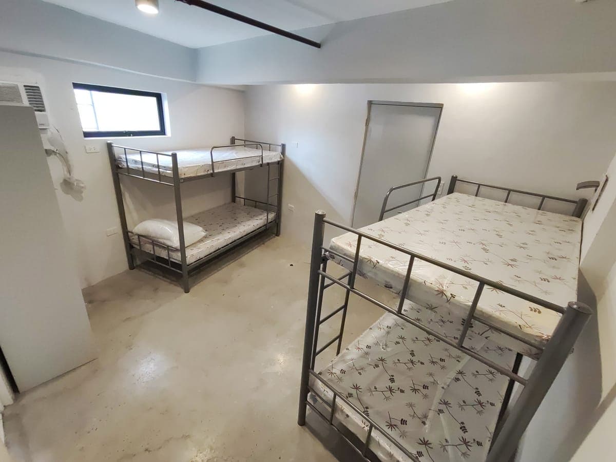 **FOR RENT: **𝐒𝐄𝐌𝐈-𝐅𝐔𝐑𝐍𝐈𝐒𝐇𝐄𝐃 studio-type industrial-themed unit! With own shower, toile... - photo 2