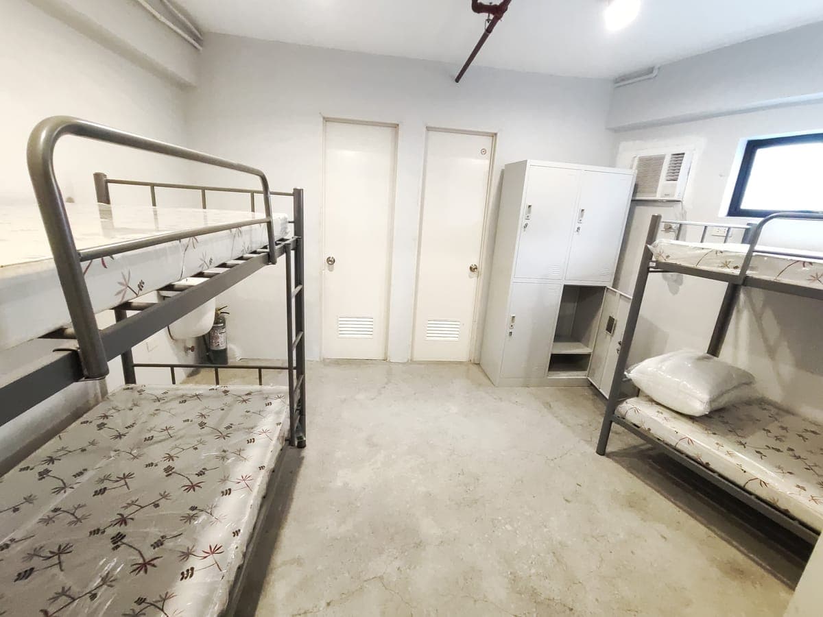 **FOR RENT: **𝐒𝐄𝐌𝐈-𝐅𝐔𝐑𝐍𝐈𝐒𝐇𝐄𝐃 studio-type industrial-themed unit! With own shower, toile... - photo 4