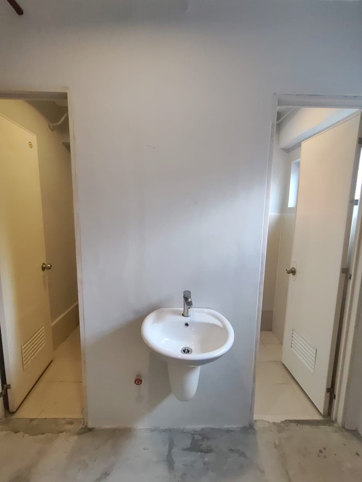 **FOR RENT: **𝐒𝐄𝐌𝐈-𝐅𝐔𝐑𝐍𝐈𝐒𝐇𝐄𝐃 studio-type industrial-themed unit! With own shower, toile... - photo 5
