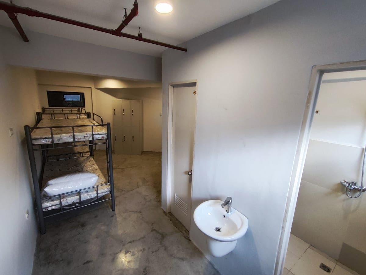 **FOR RENT: **𝐒𝐄𝐌𝐈-𝐅𝐔𝐑𝐍𝐈𝐒𝐇𝐄𝐃 studio-type industrial-themed unit! With own shower, toile... - photo 6
