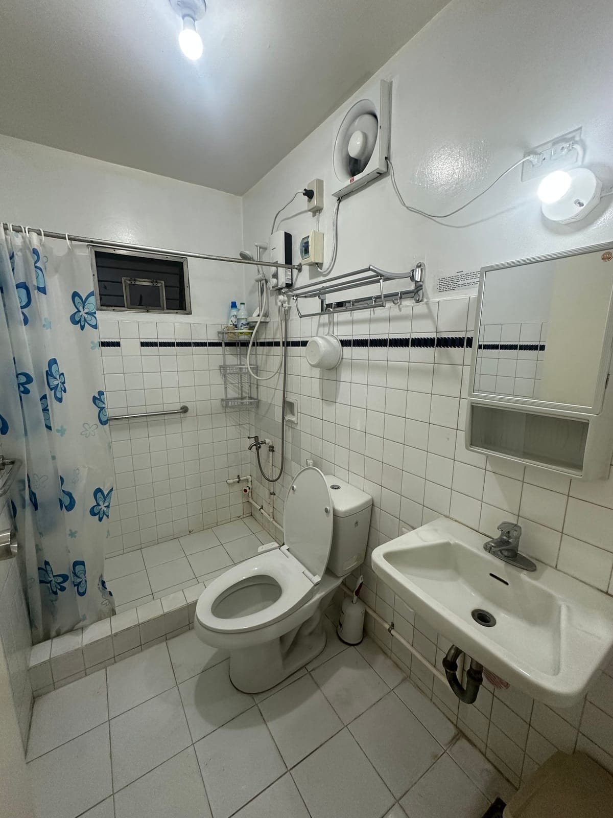 FOR RENT: 92 SQM  @  ₱30,000/MONTH - photo 1
