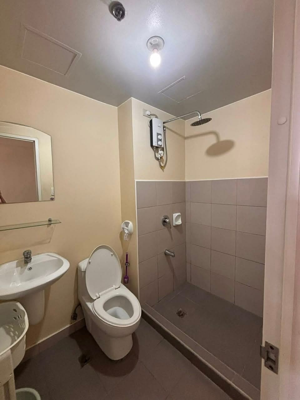 LOOKING FOR FEMALE REPLACEMENT! - photo 3