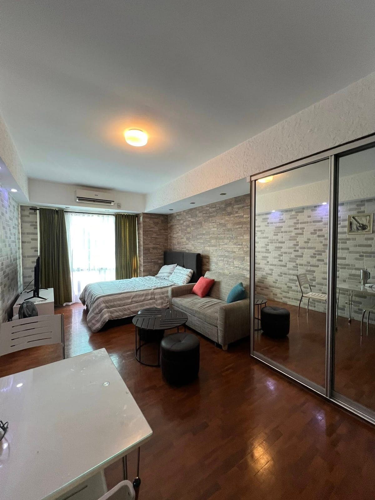 For rent/ Sale condo in Makati along Chino Roces cr Gil Puyat - photo 1