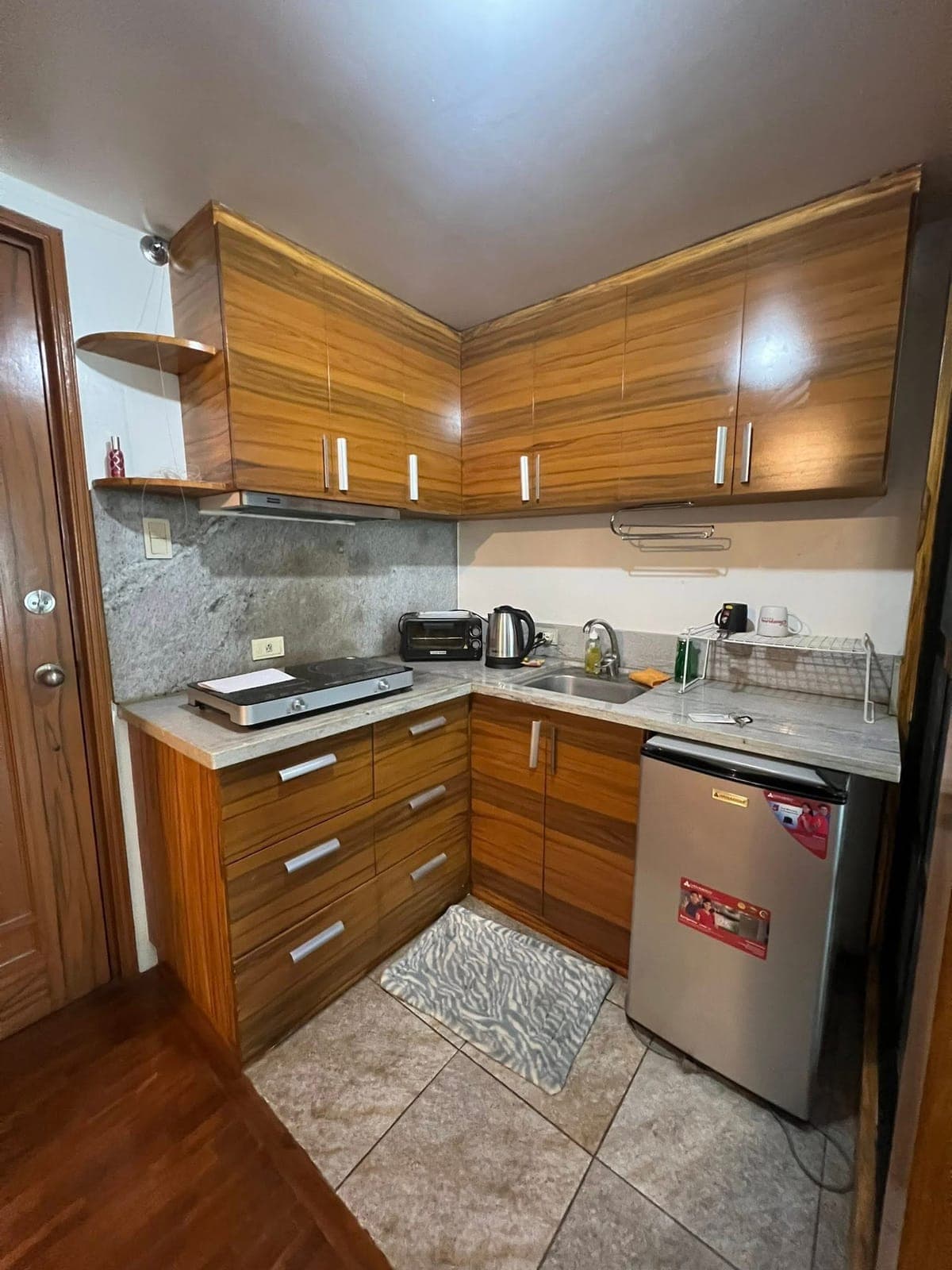 For rent/ Sale condo in Makati along Chino Roces cr Gil Puyat - photo 2