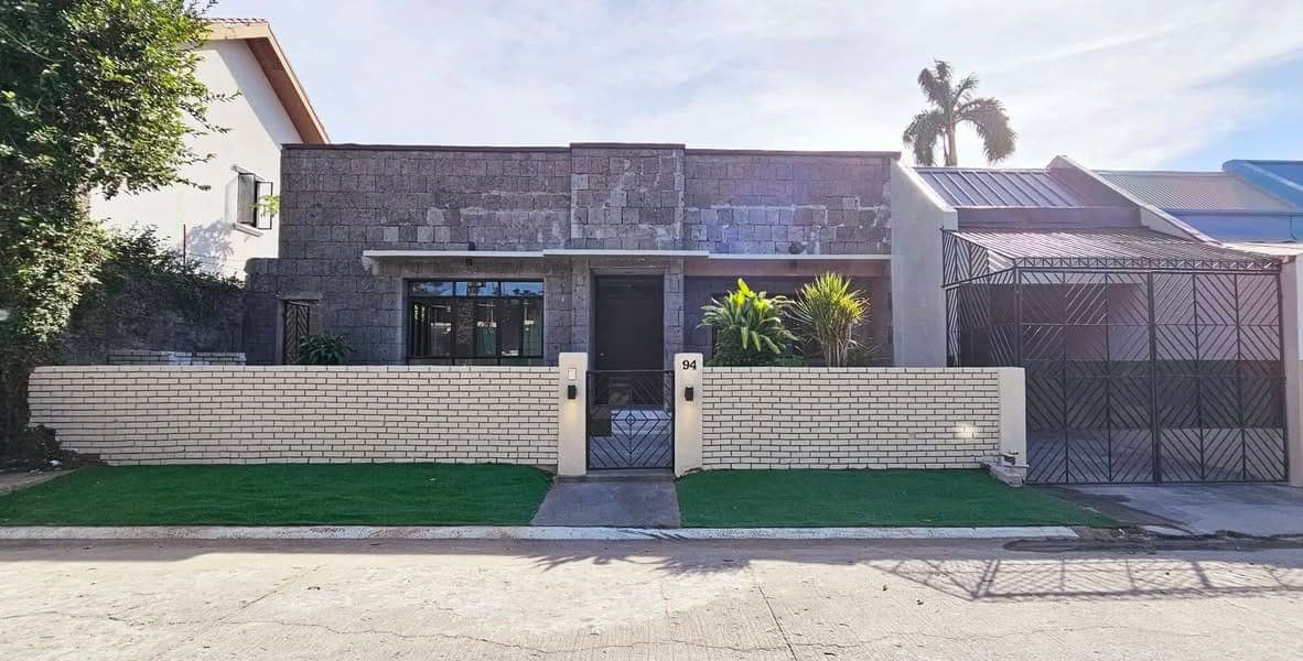 🏡HOUSE FOR RENT : NEWLY Renovated Bungalo @ BF Homes - photo 1