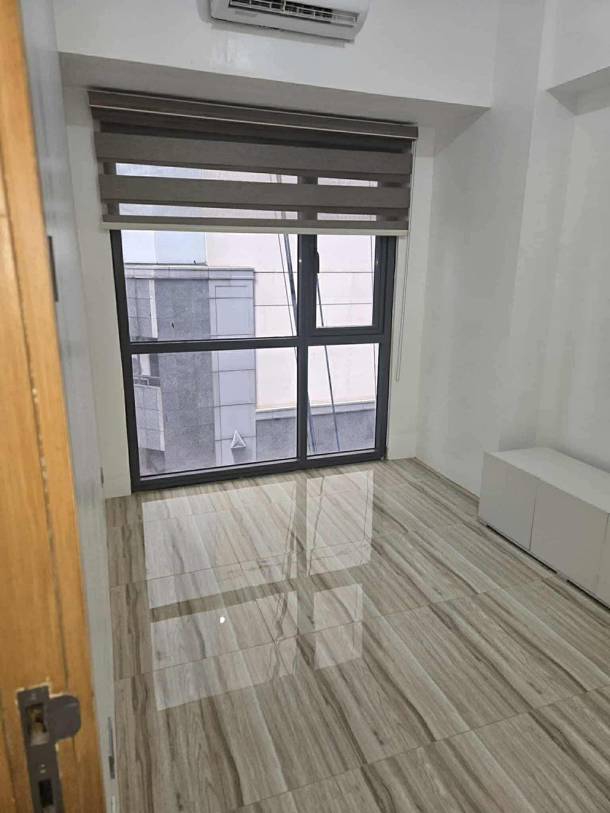 FOR RENT – Spacious 1BR Unit at Signa Designer Residences, Valero St., Makati - photo 1