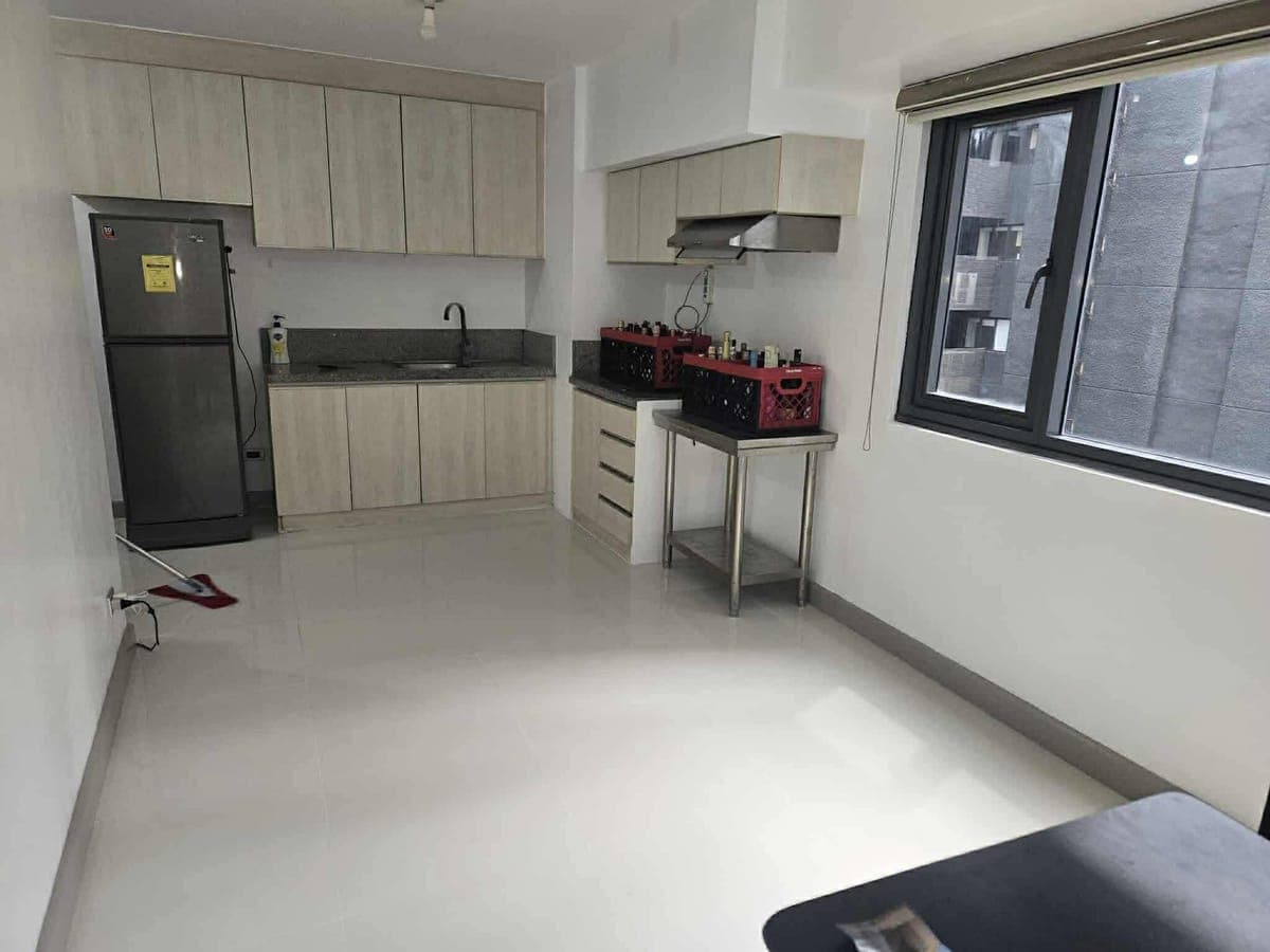 FOR RENT – Spacious 1BR Unit at Signa Designer Residences, Valero St., Makati - photo 2