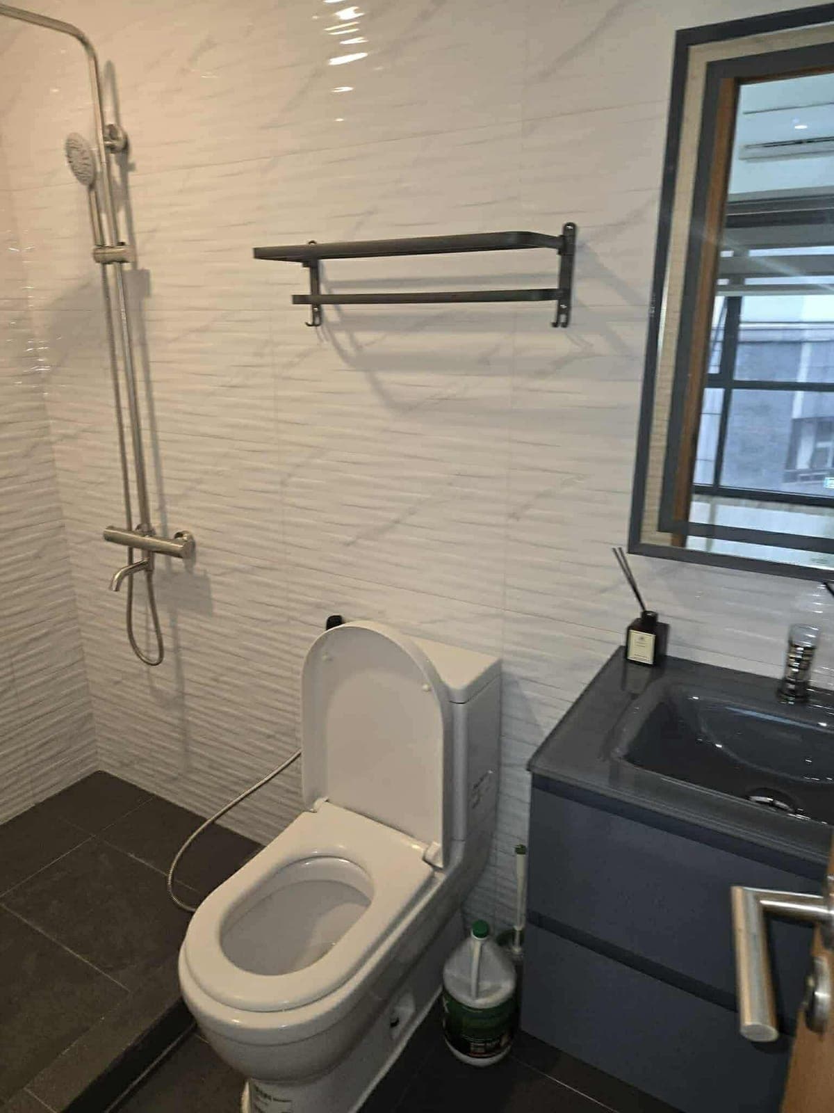 FOR RENT – Spacious 1BR Unit at Signa Designer Residences, Valero St., Makati - photo 3