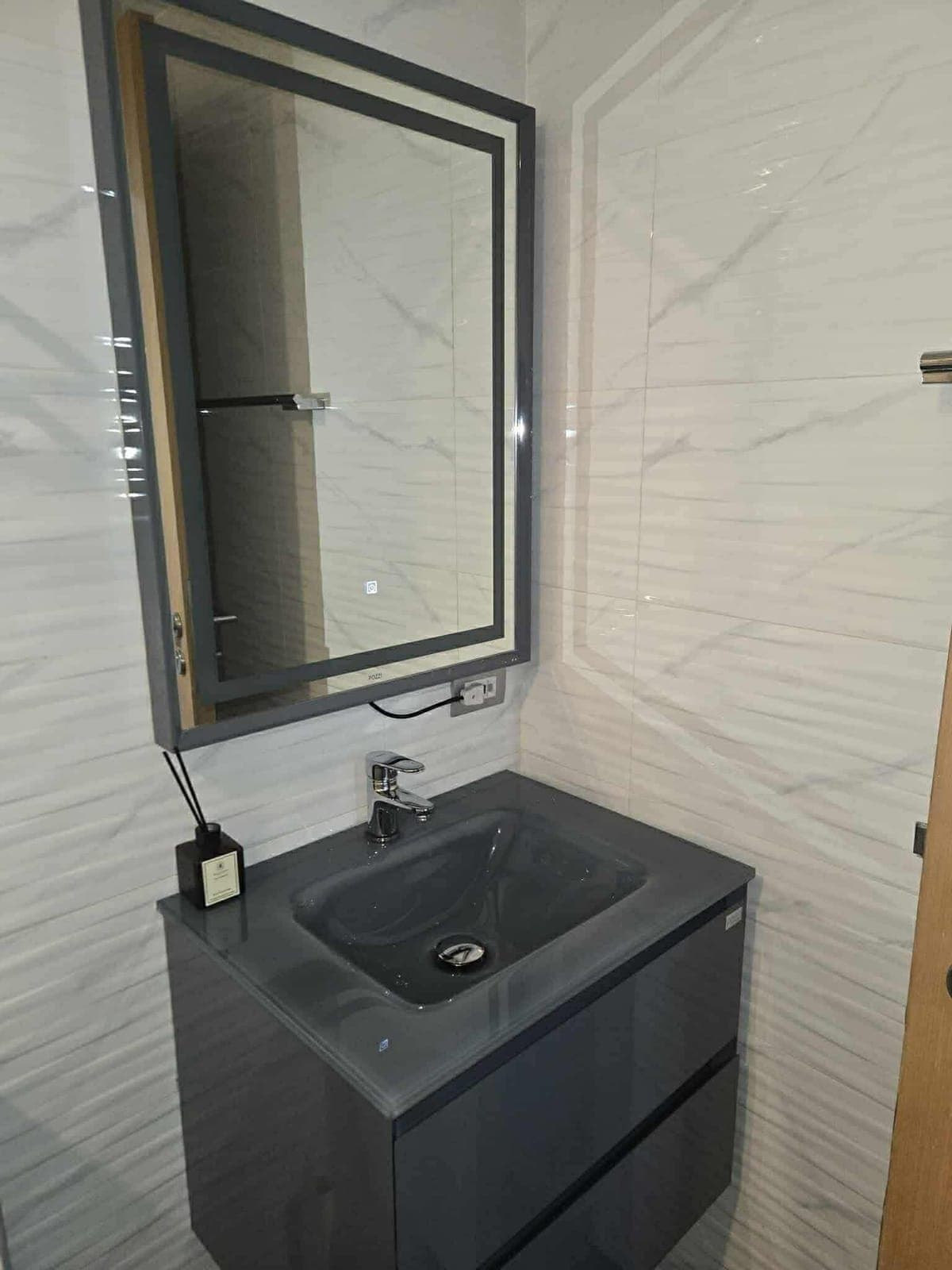 FOR RENT – Spacious 1BR Unit at Signa Designer Residences, Valero St., Makati - photo 6