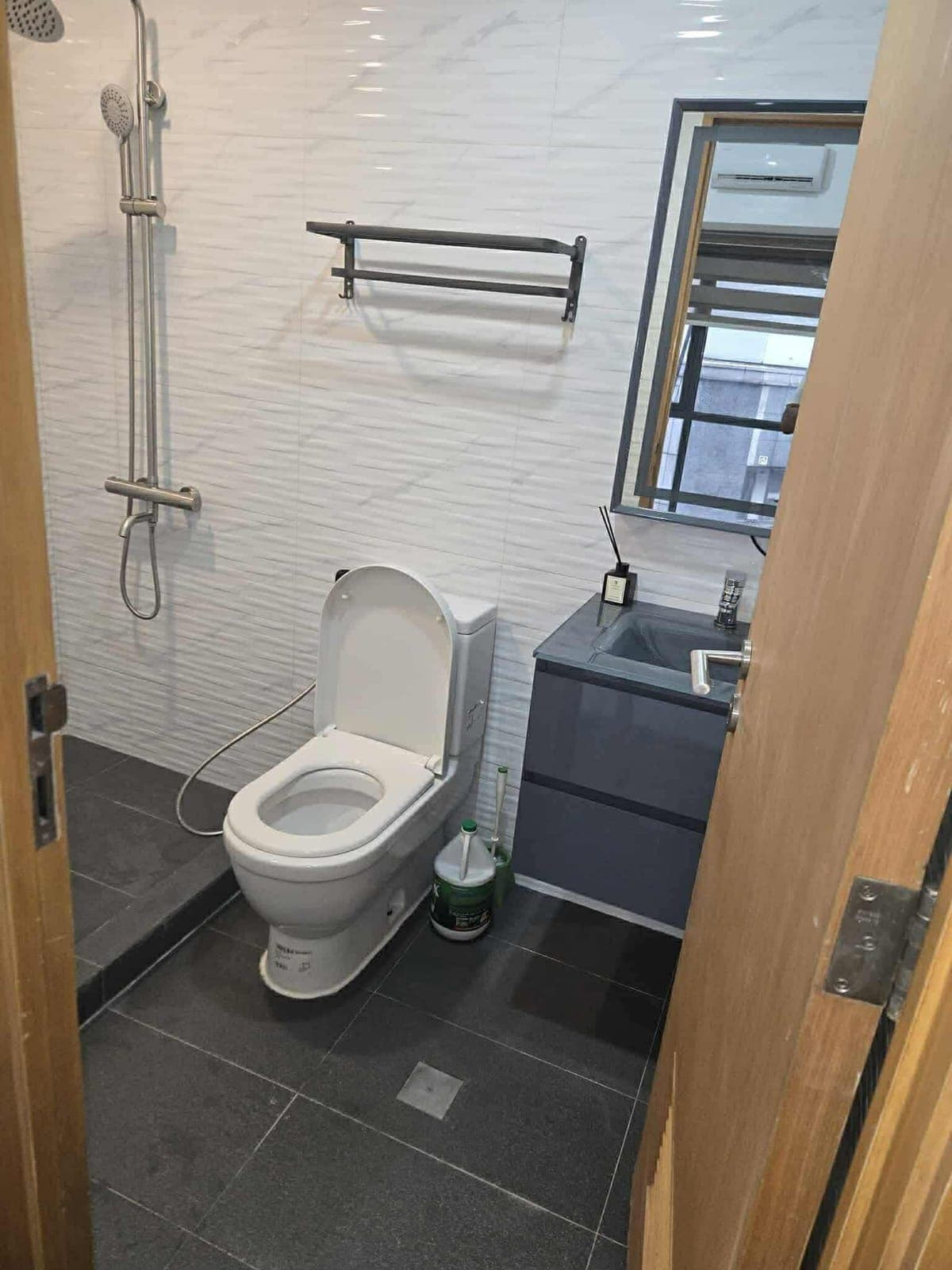 FOR RENT – Spacious 1BR Unit at Signa Designer Residences, Valero St., Makati - photo 7