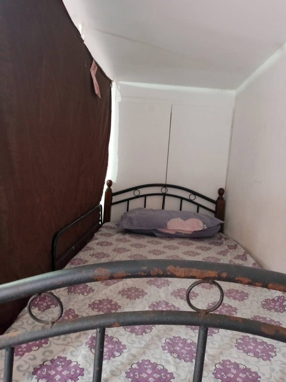 1 female bed space available - photo 1