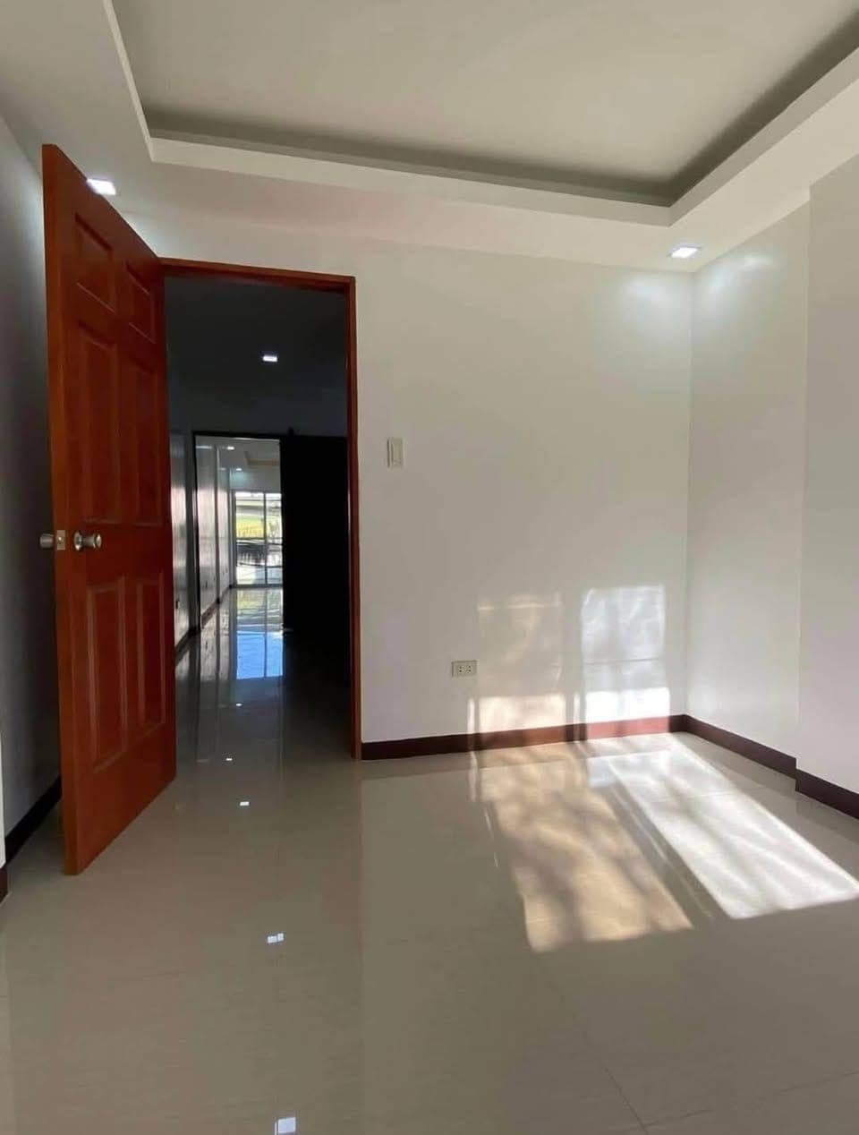 Town house for rent available month of june - photo 3