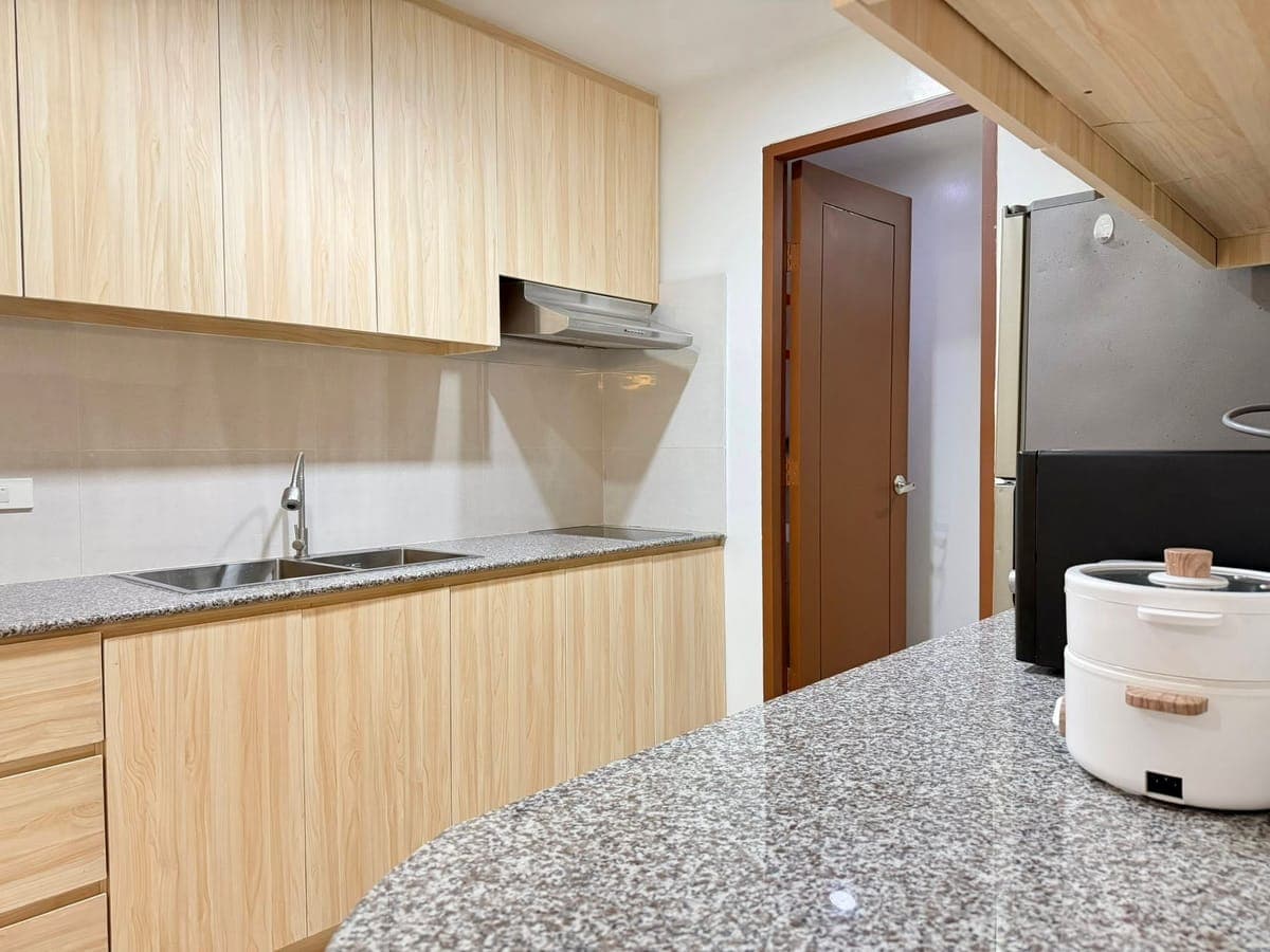 FOR RENT: Newly Renovated One Bedroom Unit at One Central Salcedo Village – near RCBC, PBCom, Ayala... - photo 4