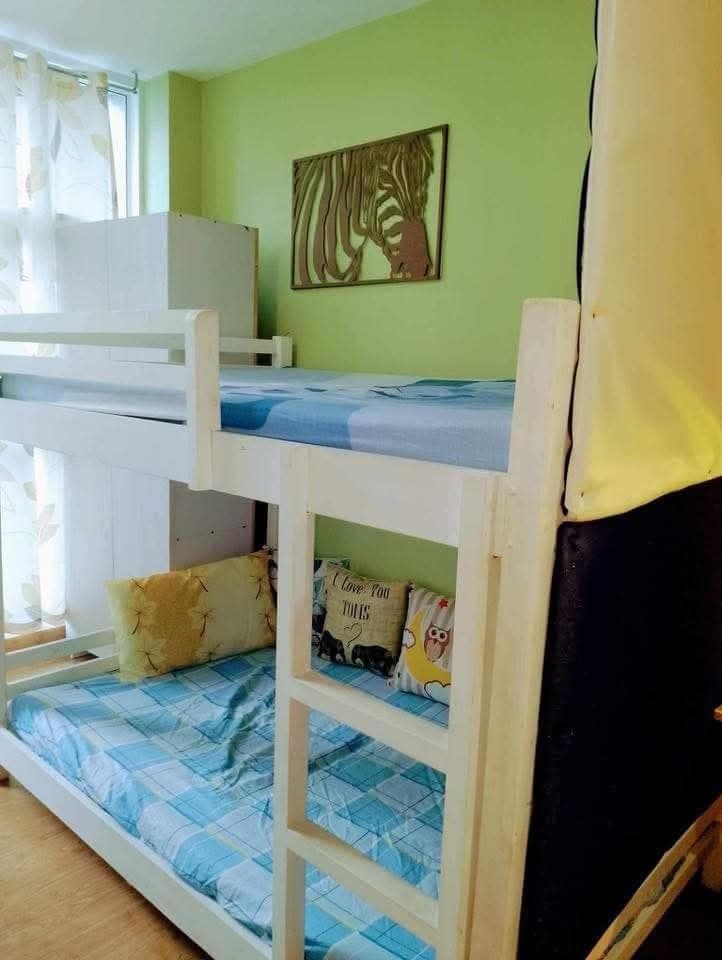 LOOKING FOR 1 FEMALE REPLACEMENT - photo 1