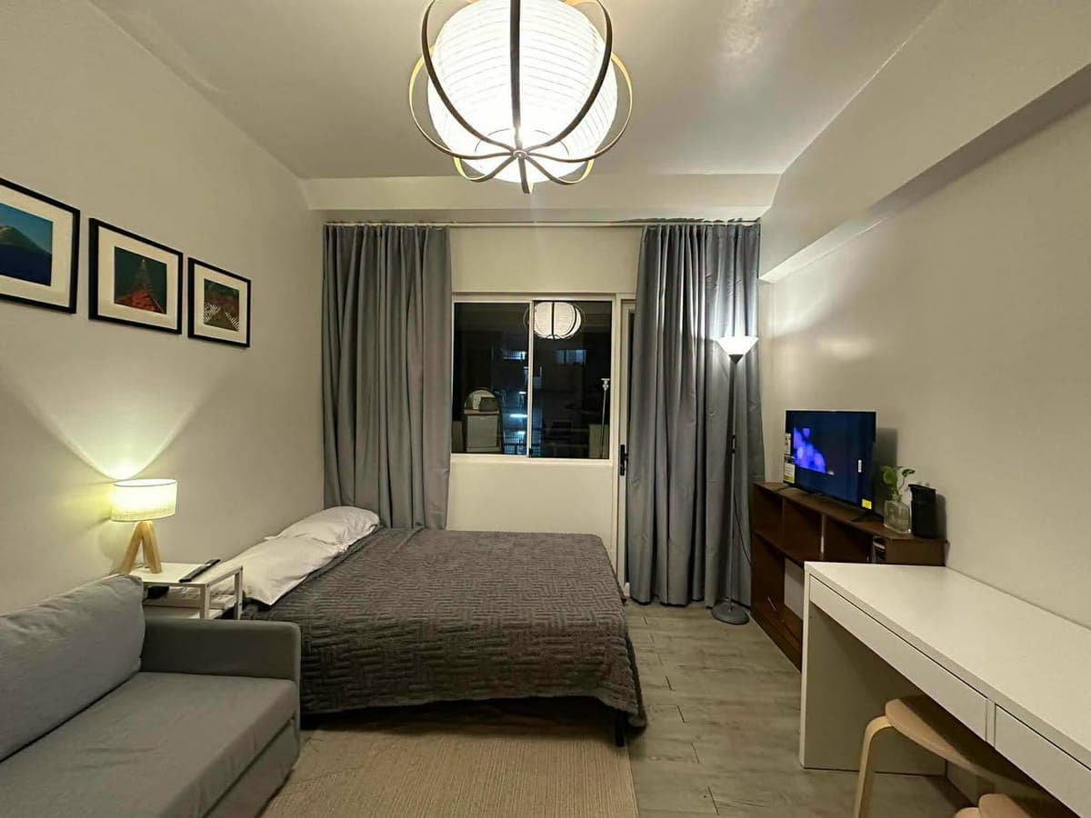 Fully Furnished Studio Unit with Balcony for Lease! - photo 3
