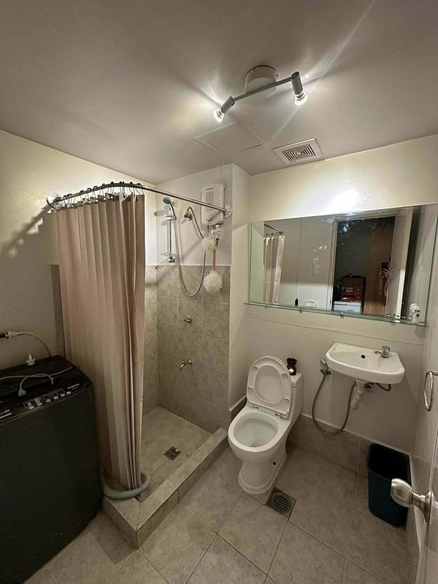Fully Furnished Studio Unit with Balcony for Lease! - photo 4