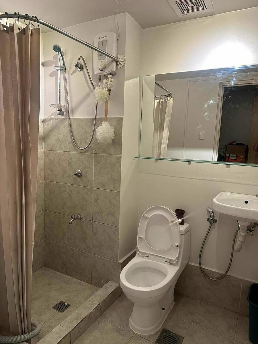 Fully Furnished Studio Unit with Balcony for Lease! - photo 5