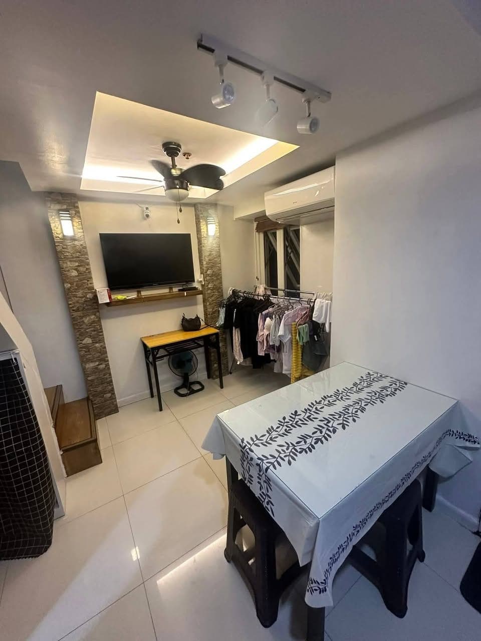 FEMALE CONDO SHARING, VICTORIA DE MAKATI, FULLY FURNISHED 2 STOREY UNIT - photo 4