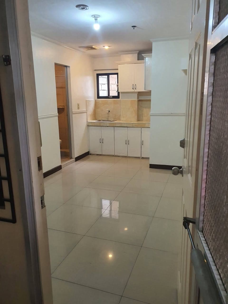 Room for rent near magallanes and edsa studio type own cr and kitchen .... - photo 3
