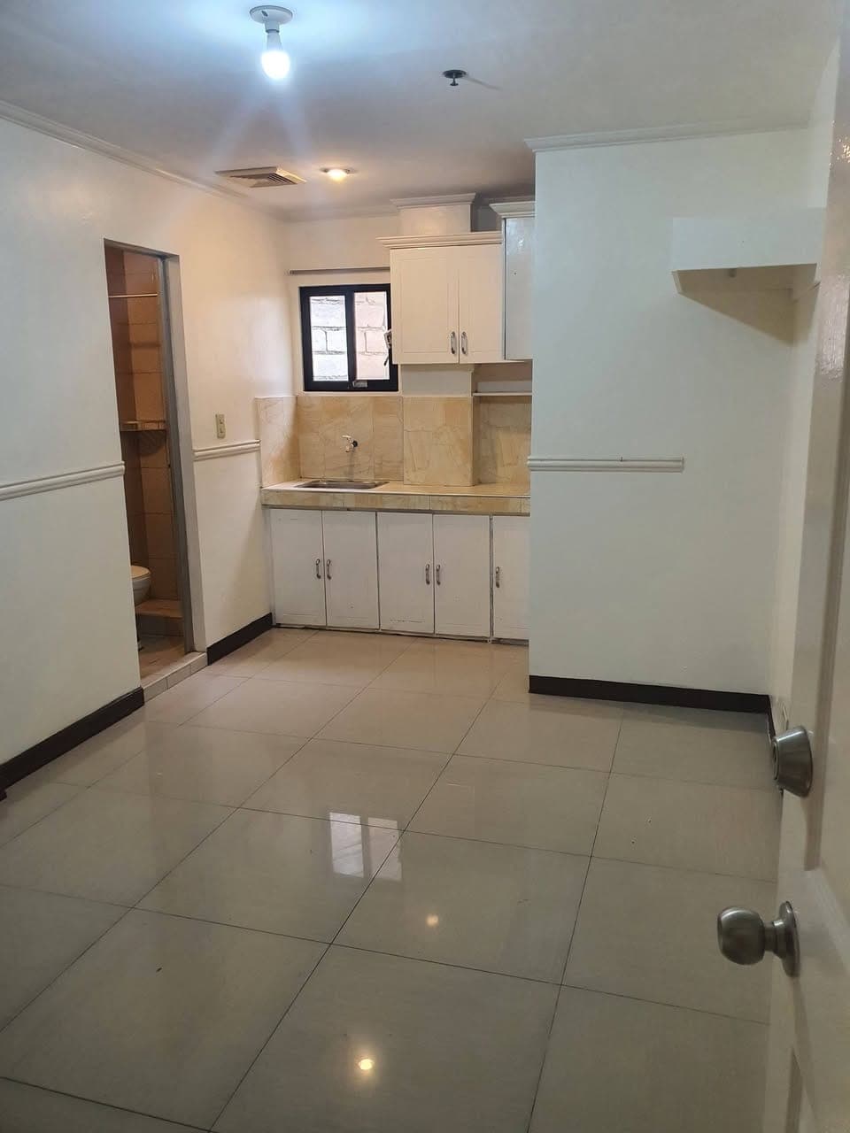 Room for rent near magallanes and edsa studio type own cr and kitchen .... - photo 4