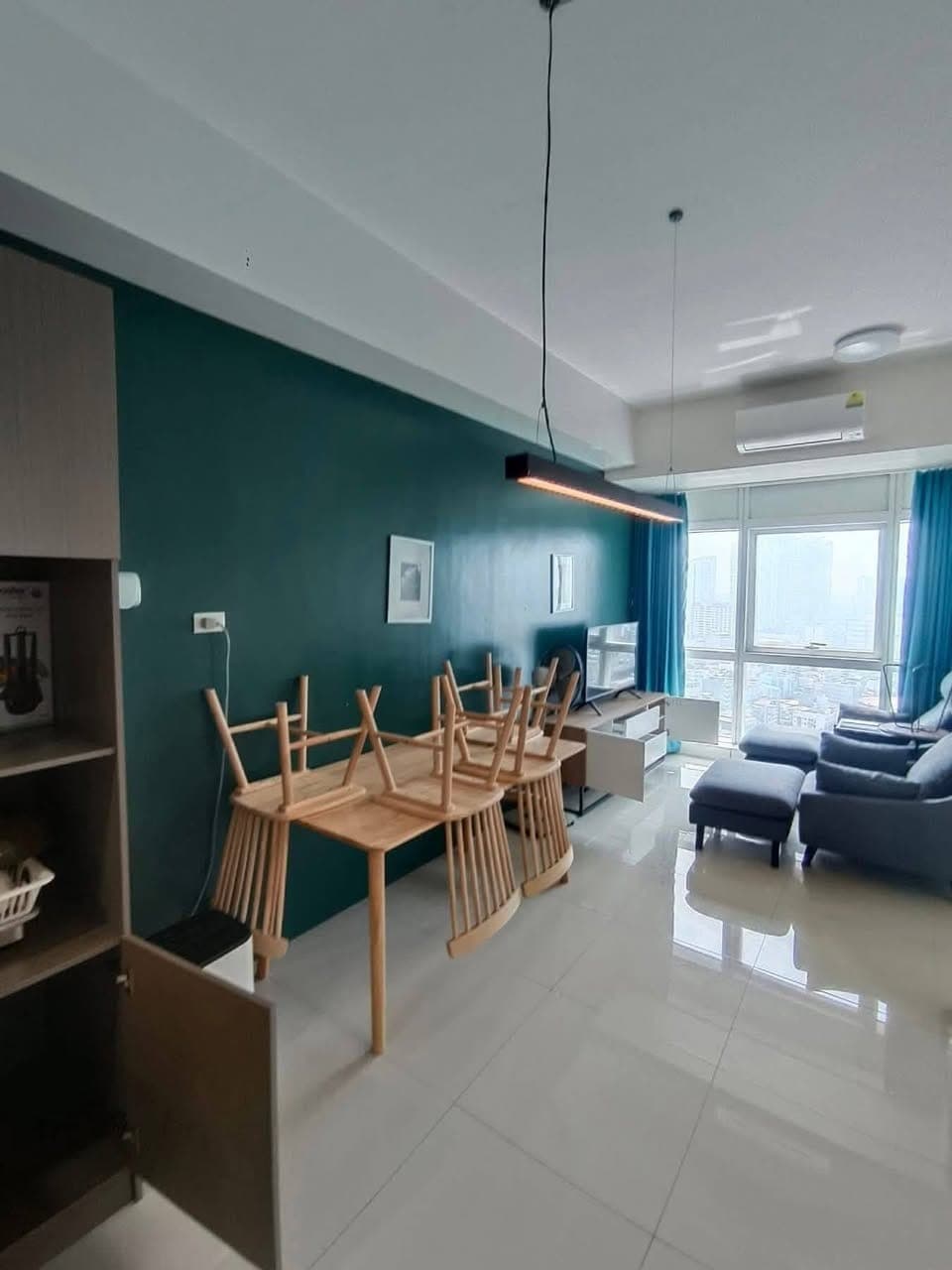 ₱35K MONTHLY‼️ | FULLY FURNISHED 2BR WITH BALCONY AT 100 WEST MAKATI - photo 1