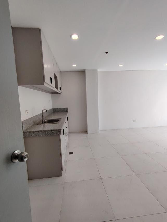 MOVE IN FOR LESS,  1 MONTH FREE RENT! - photo 2