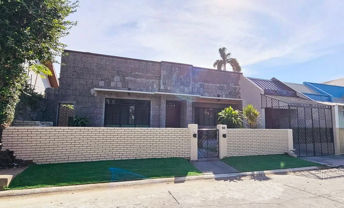 🏡HOUSE FOR RENT : NEWLY Renovated Bungalo @ BF Homes - photo 1