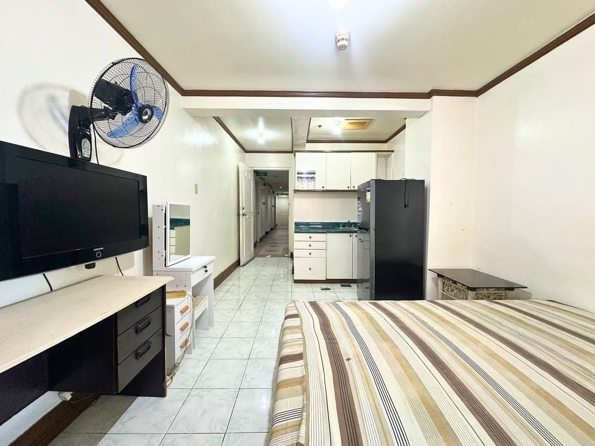 FOR RENT: The Palm Towers Makati - Studio Unit - photo 3