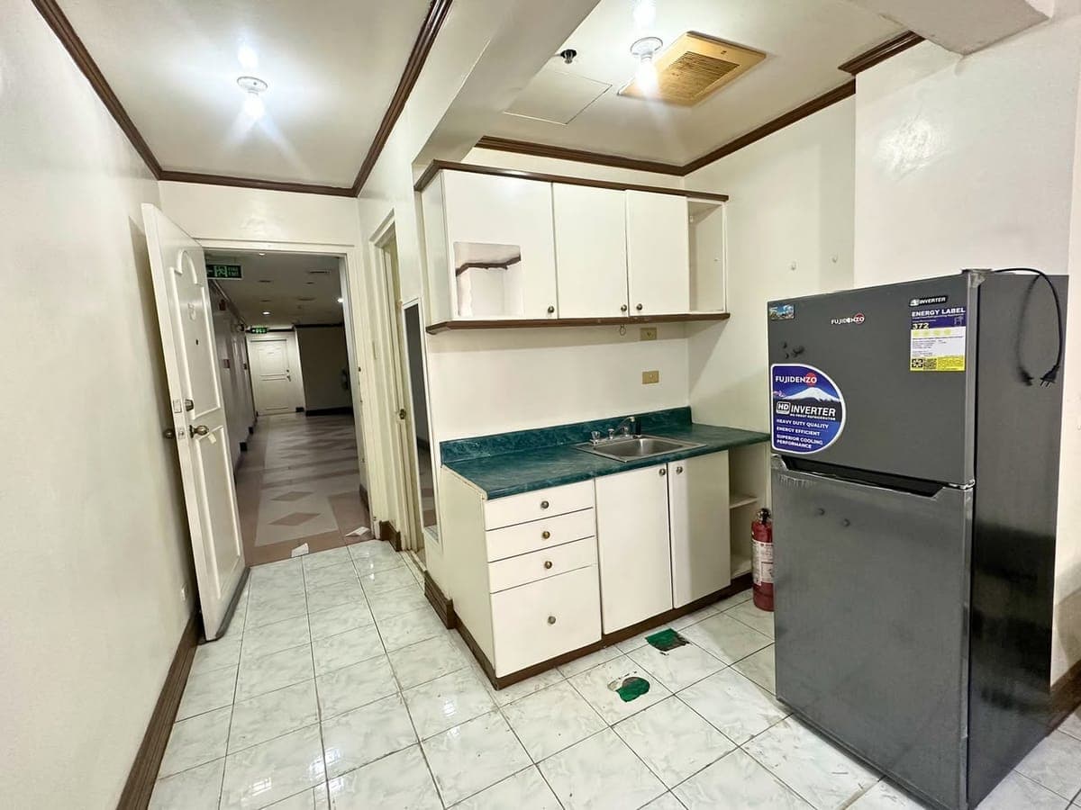 FOR RENT: The Palm Towers Makati - Studio Unit - photo 4