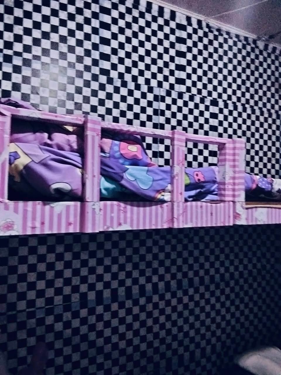 Available lady bedspace and room for rent 2,500 monthly near at BGC & guadalupe mall makati area. - photo 1