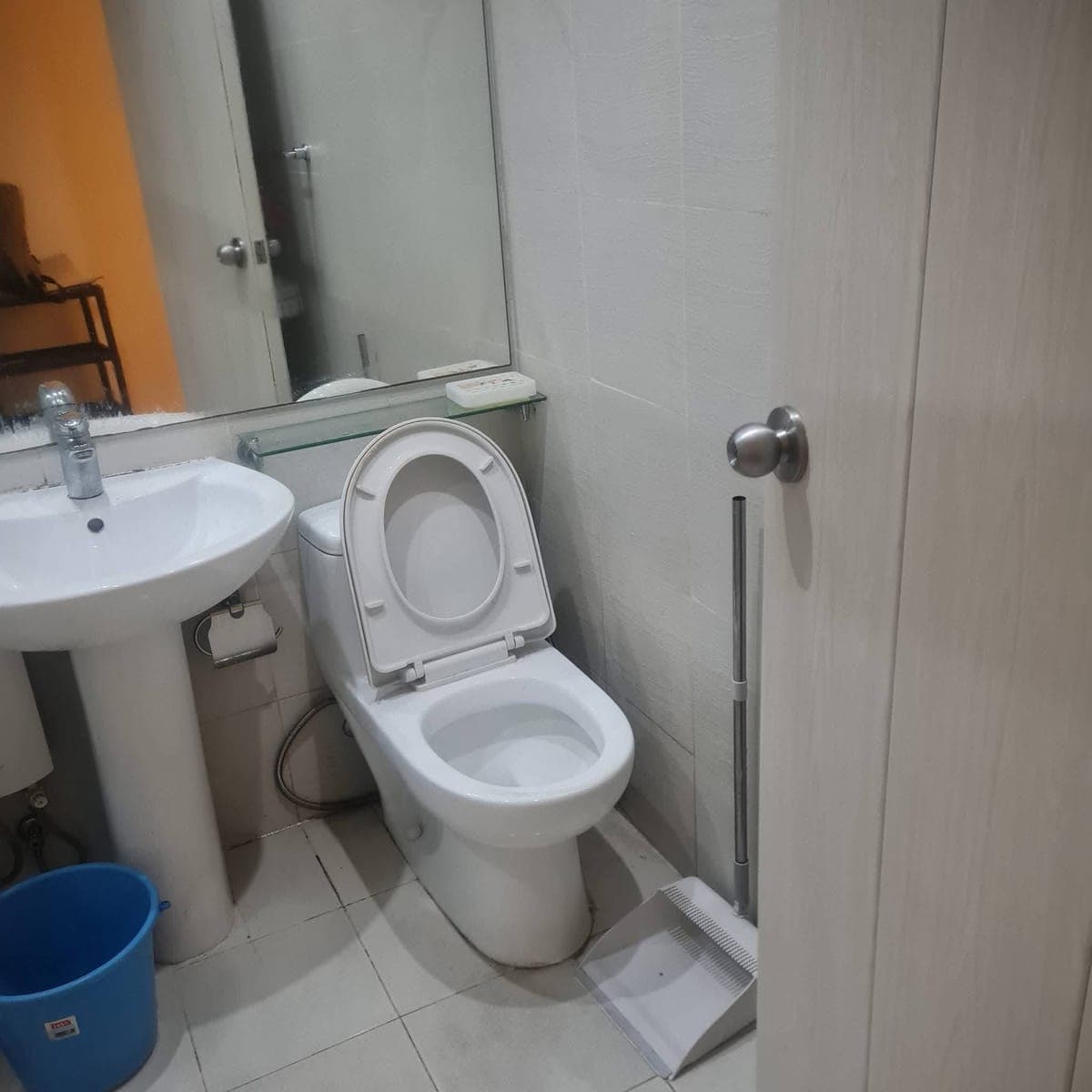 For Lease in Knightsbridge Residence Makati - photo 4