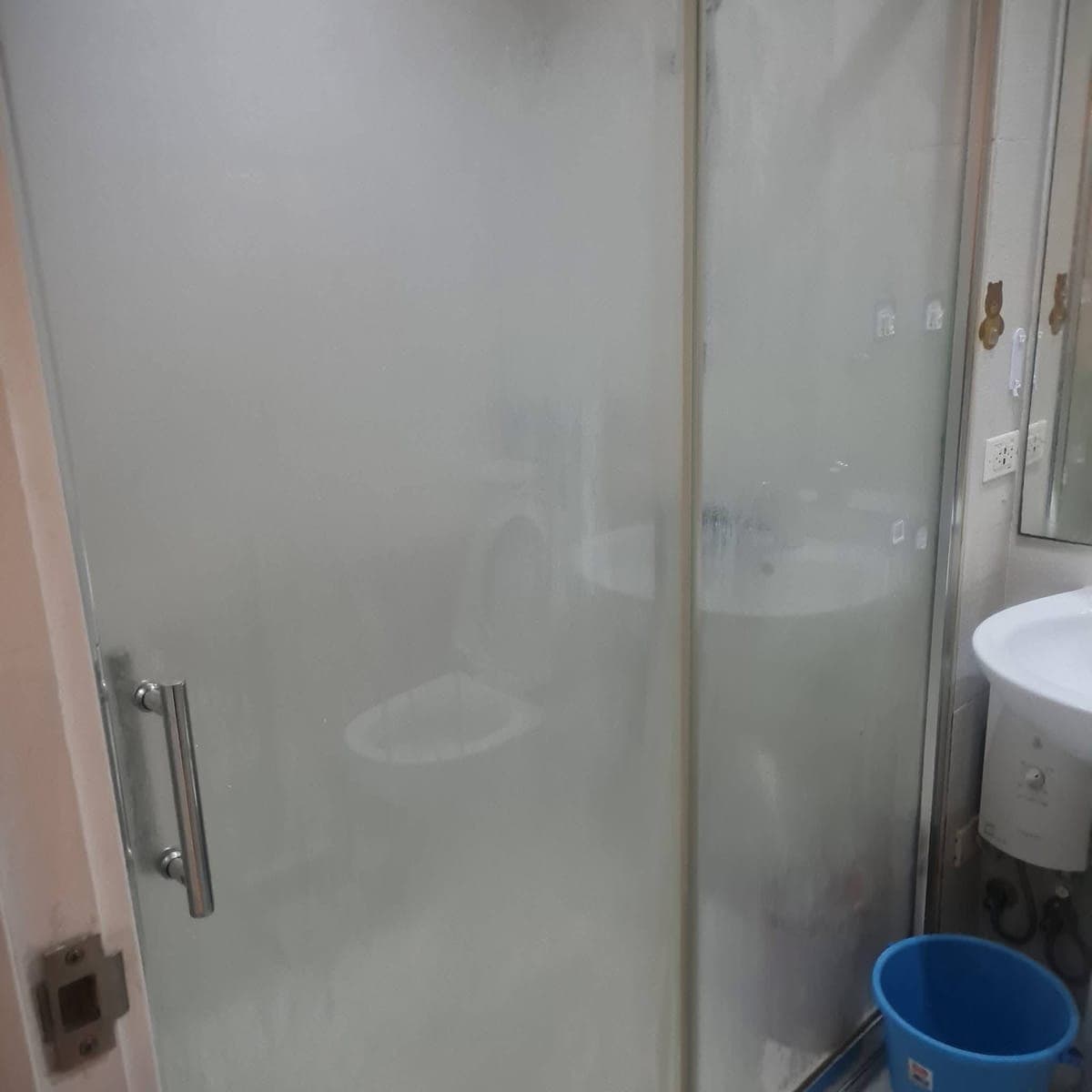 For Lease in Knightsbridge Residence Makati - photo 5