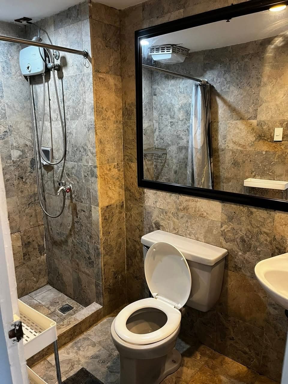 Citadel Inn Condo, Burgos St., Poblacion, Makati 23k rent per month. 50 sq meters. Fully Furnished.... - photo 5