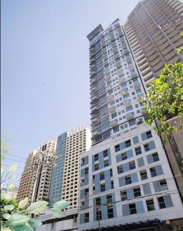 # 🏙️ **FOR RENT: Loft-Style 1BR with Balcony in Eton Parkview Greenbelt, Makati** - photo 1