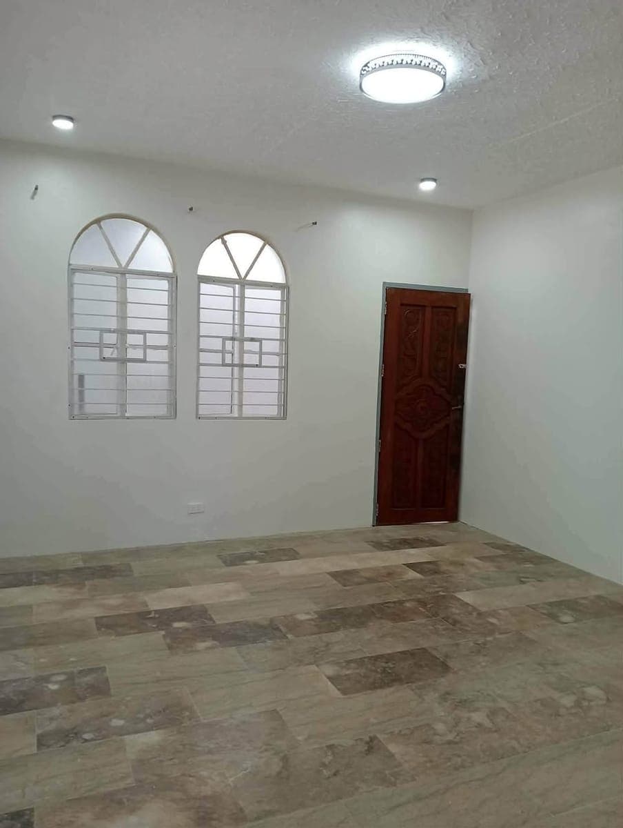 Bungalow house for rent with garage - photo 2