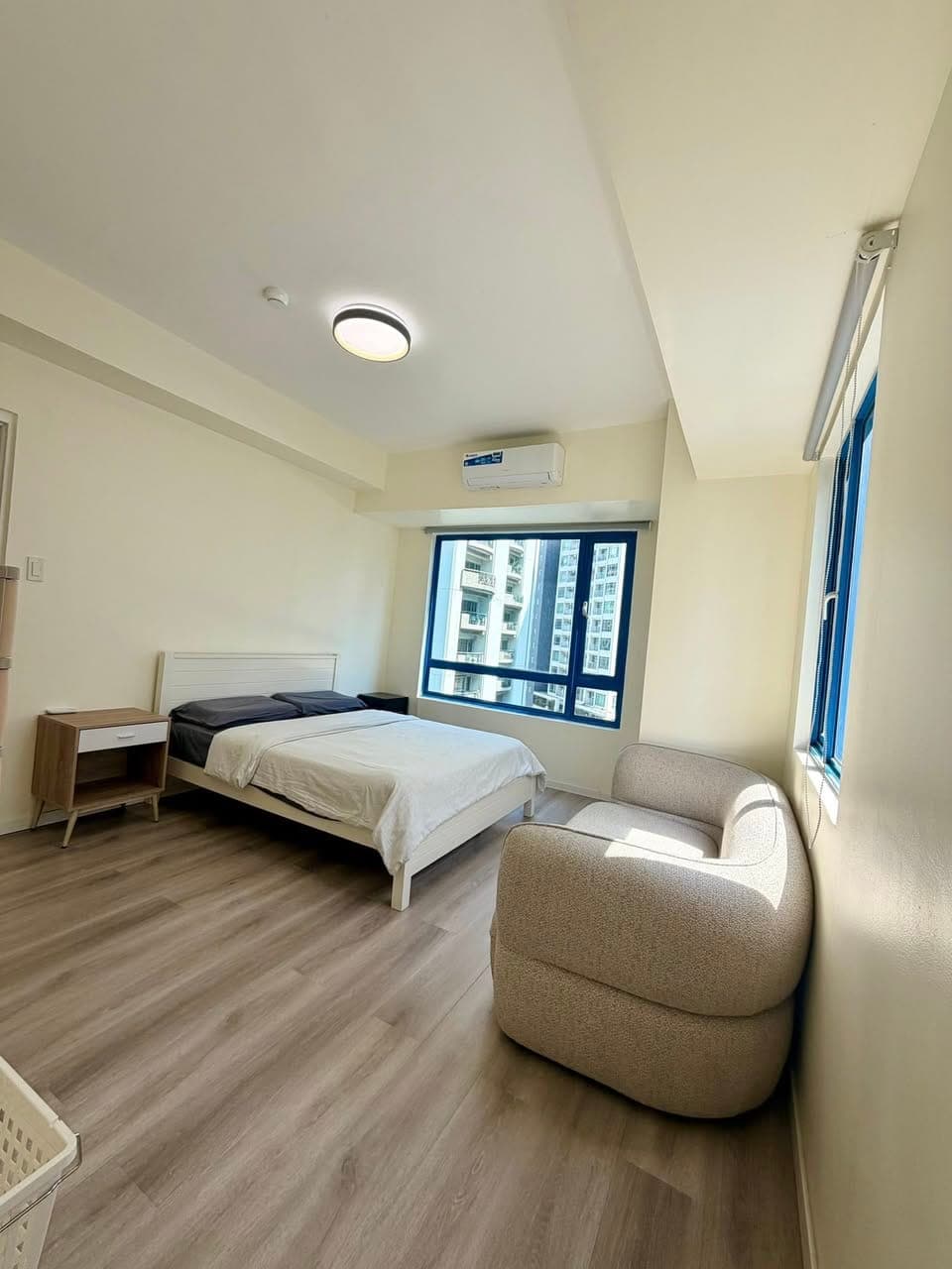 READ!!AVAILABLE FOR VIEWING! NEWLY RENOVATED 2br and 2t&b 63sqm with balcony; now@40k only! - photo 1
