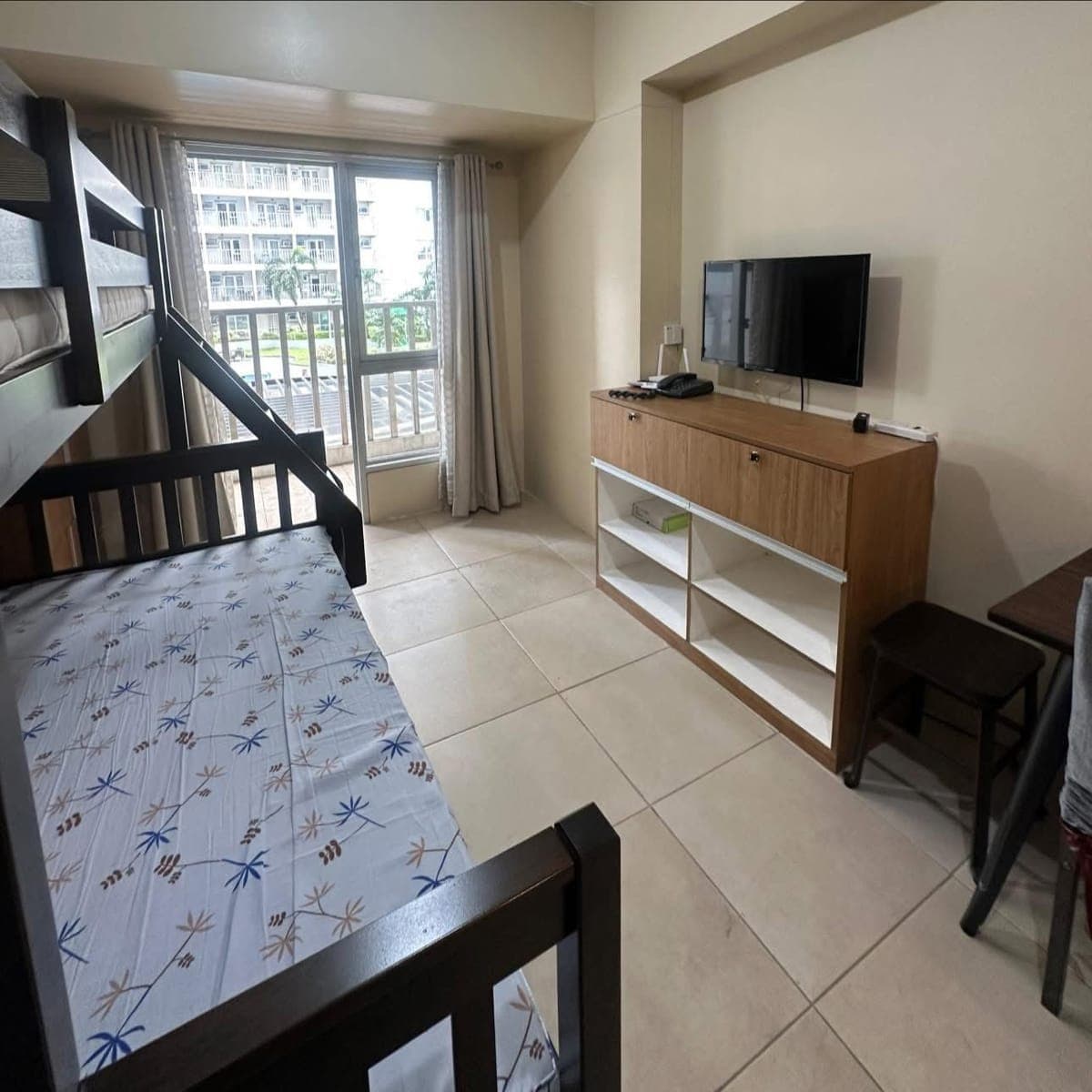 𝐅𝐎𝐑 𝐑𝐄𝐍𝐓: STUDIO UNIT WITH BALCONY | FULLY FURNISHED - photo 2
