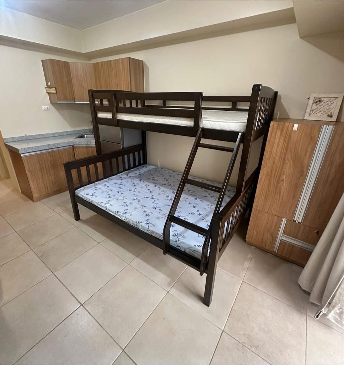 𝐅𝐎𝐑 𝐑𝐄𝐍𝐓: STUDIO UNIT WITH BALCONY | FULLY FURNISHED - photo 3