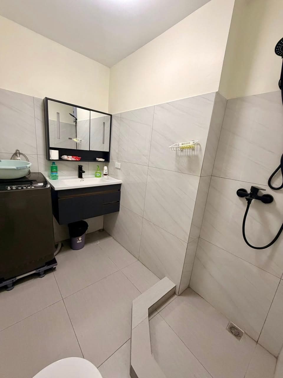 READ!!AVAILABLE FOR VIEWING TOMORROW! NEWLY RENOVATED 2br and 2t&b 63sqm with balcony; now@40k only! - photo 5