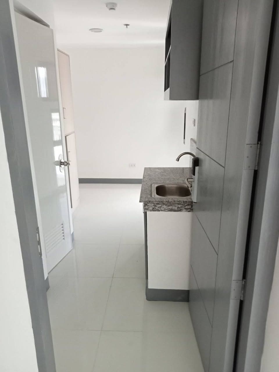 WALK TO BGC, AYALA Jeep Station & Guadalupe MRT Station: Bedspace and Studio Rooms for RENT! - photo 5
