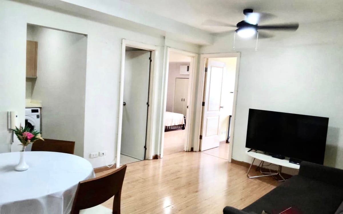 For Lease 2br w/ balcony and parking in Salcedo Makati - photo 4
