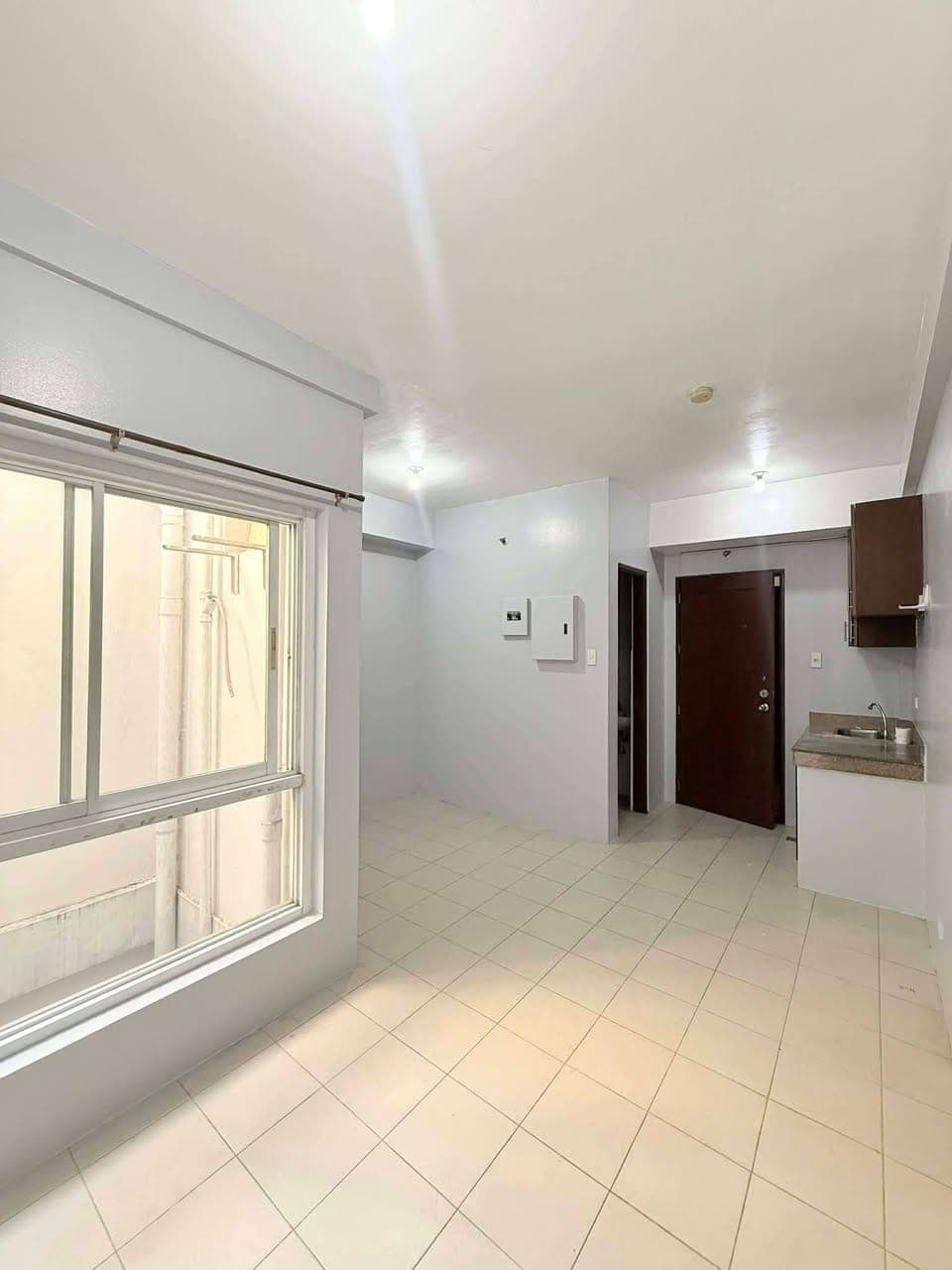 Studio type Bare Unit For Rent in Brgy Tejeros Makati City Very Near to Makati City Hall, Ayala Circ... - photo 1